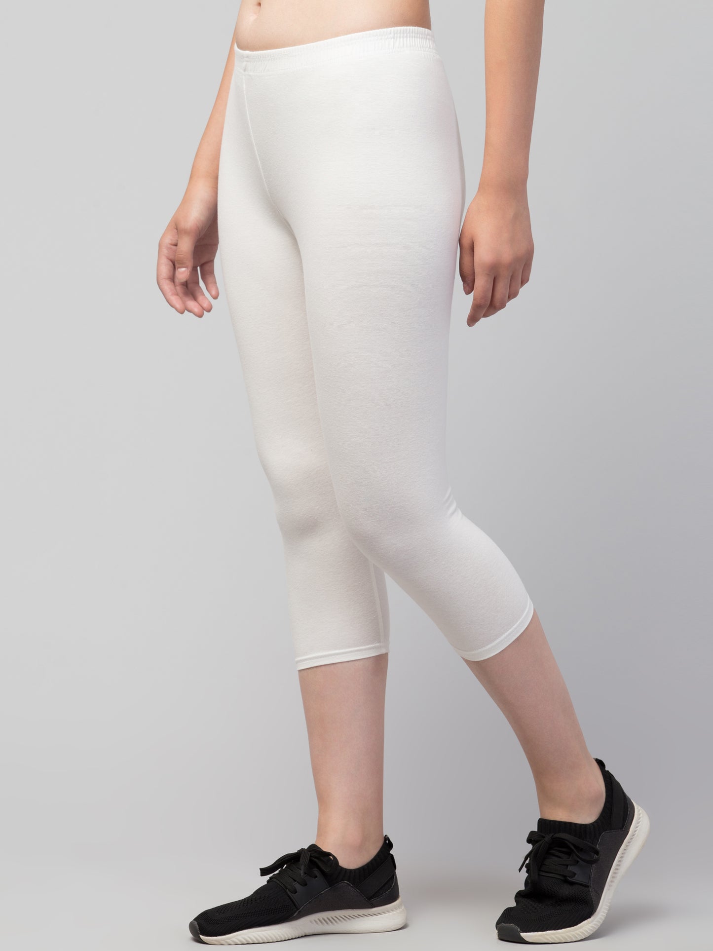 WOMEN SOLID WHITE MID RISE SKINNY FIT CAPRIS