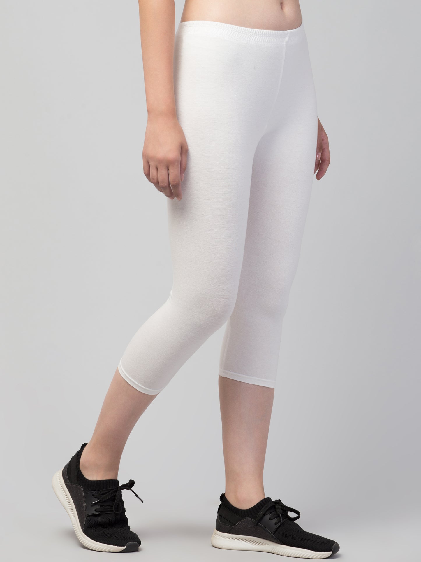 WOMEN SOLID WHITE MID RISE SKINNY FIT CAPRIS