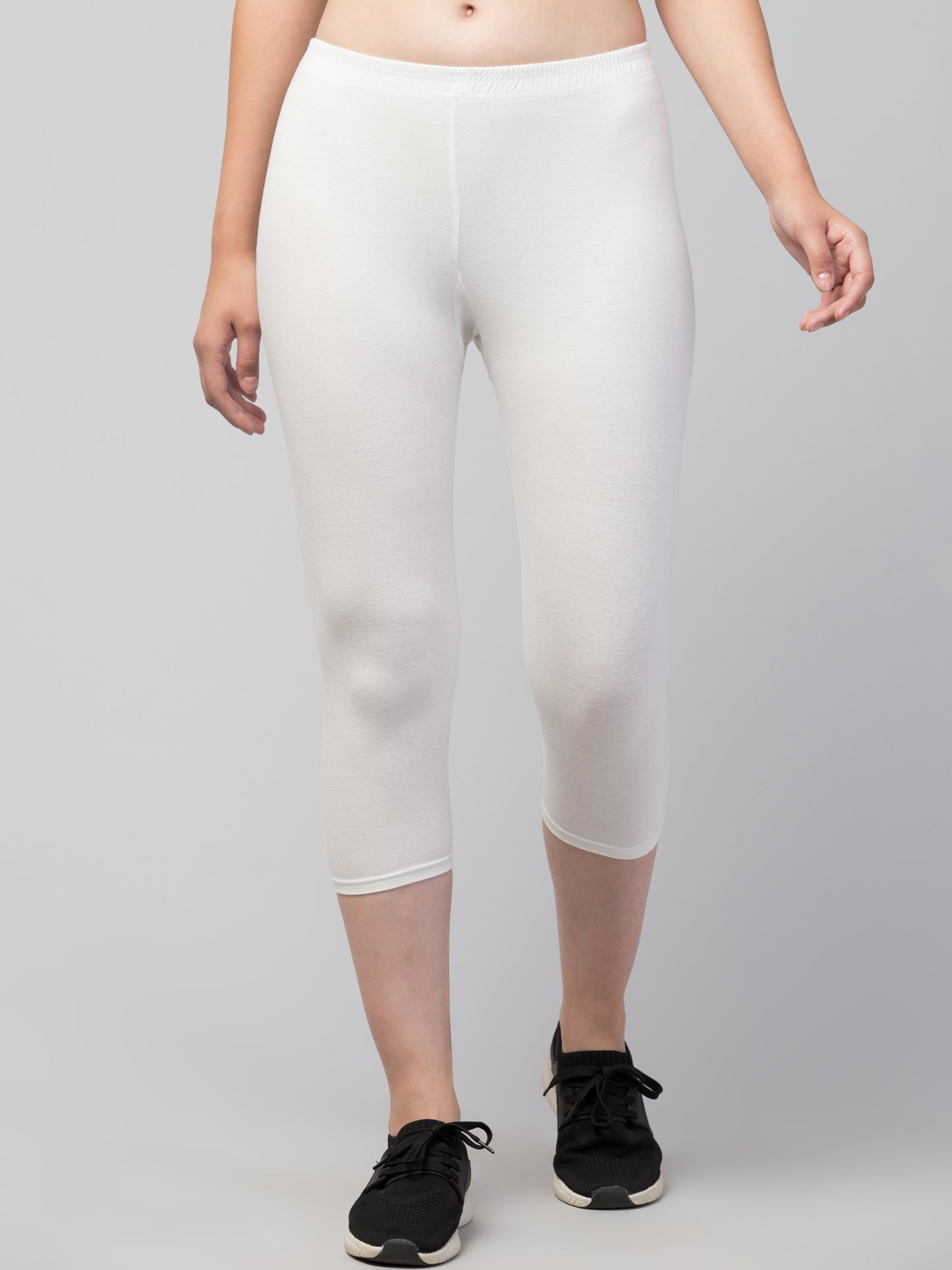 WOMEN SOLID WHITE MID RISE SKINNY FIT CAPRIS