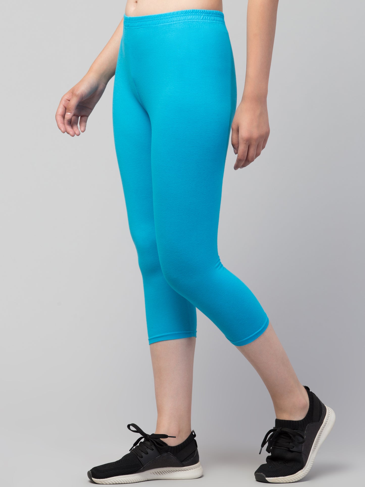 WOMEN SOLID SKY BLUE MID RISE SKINNY FIT CAPRIS