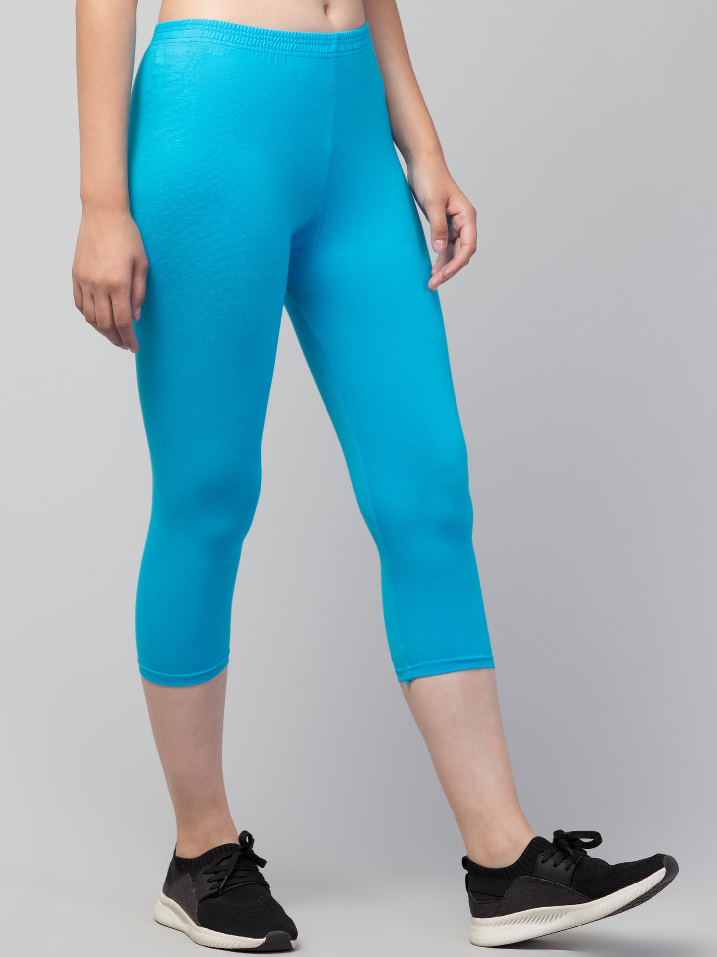 WOMEN SOLID SKY BLUE MID RISE SKINNY FIT CAPRIS