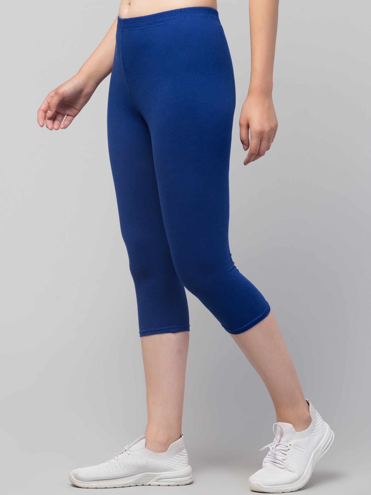 WOMEN SOLID ROYAL BLUE MID RISE SKINNY FIT CAPRIS