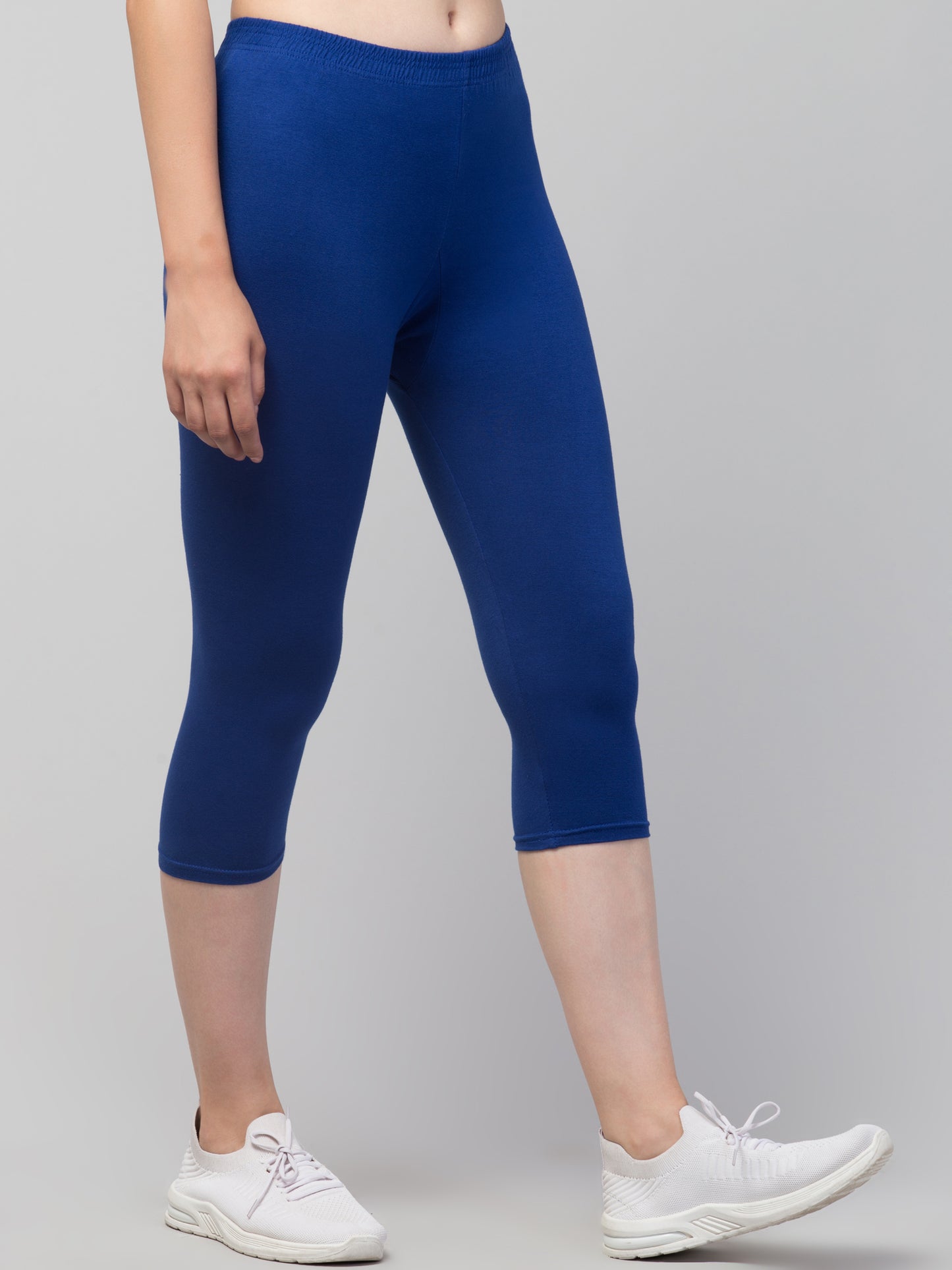 WOMEN SOLID ROYAL BLUE MID RISE SKINNY FIT CAPRIS