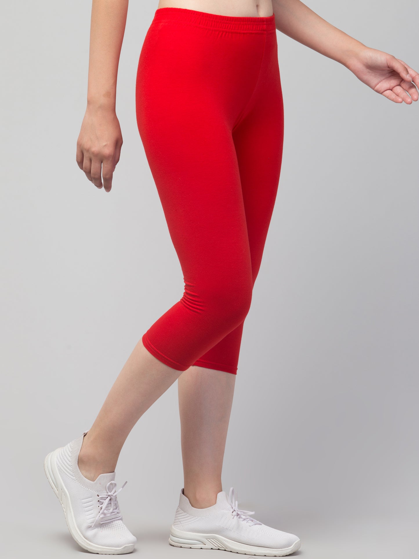WOMEN SOLID RED MID RISE SKINNY FIT CAPRIS