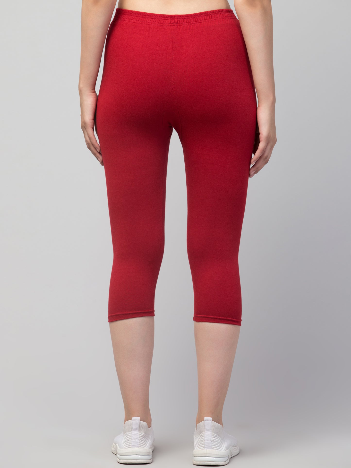 WOMEN SOLID MAROON MID RISE SKINNY FIT CAPRIS