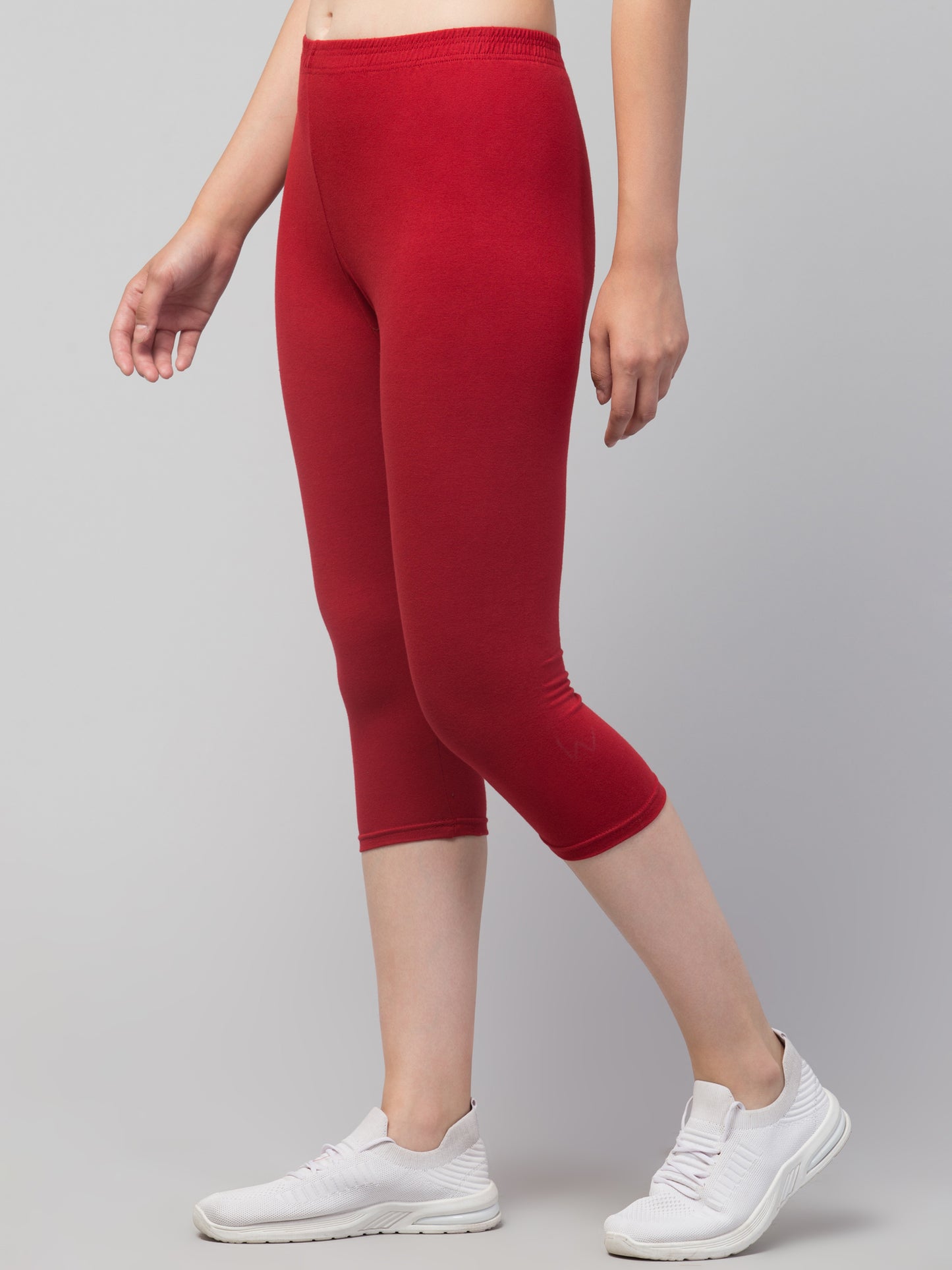 WOMEN SOLID MAROON MID RISE SKINNY FIT CAPRIS