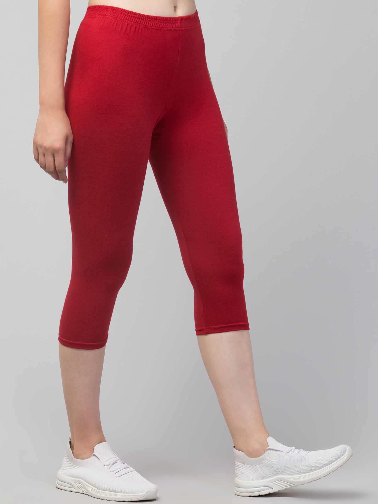 WOMEN SOLID MAROON MID RISE SKINNY FIT CAPRIS