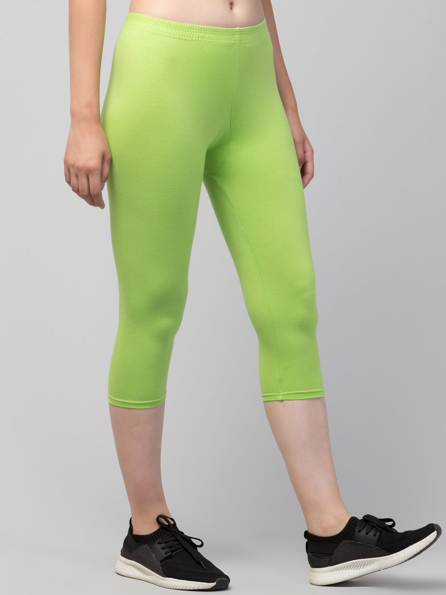 WOMEN SOLID LT GREEN MID RISE SKINNY FIT CAPRIS