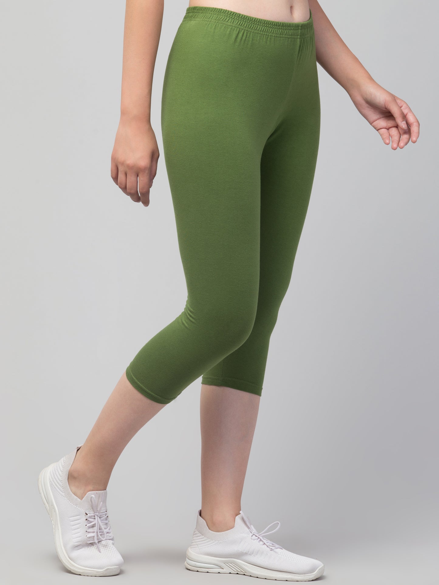WOMEN SOLID DARK GREEN MID RISE SKINNY FIT CAPRIS