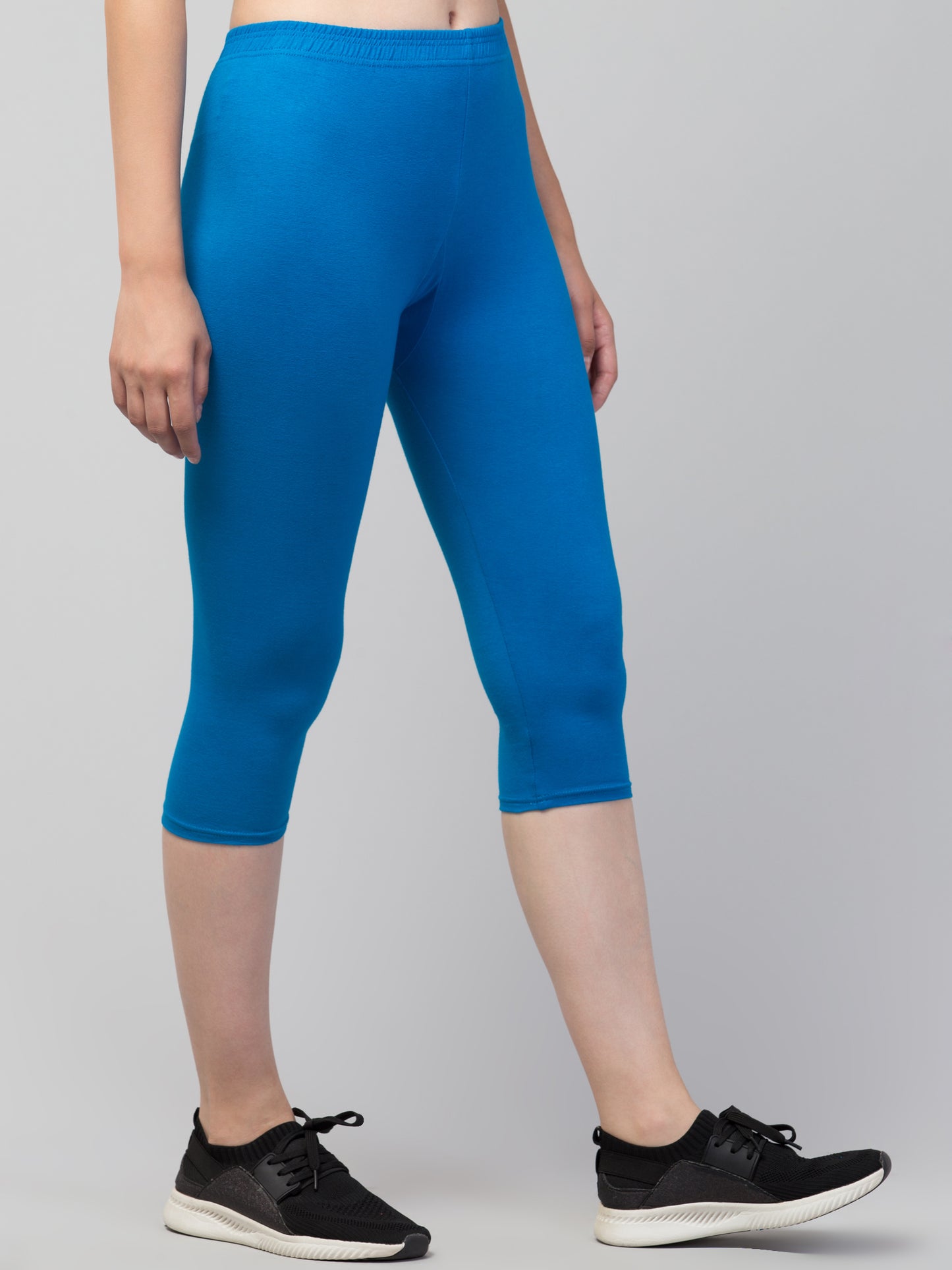 WOMEN SOLID BLUE MID RISE SKINNY FIT CAPRIS