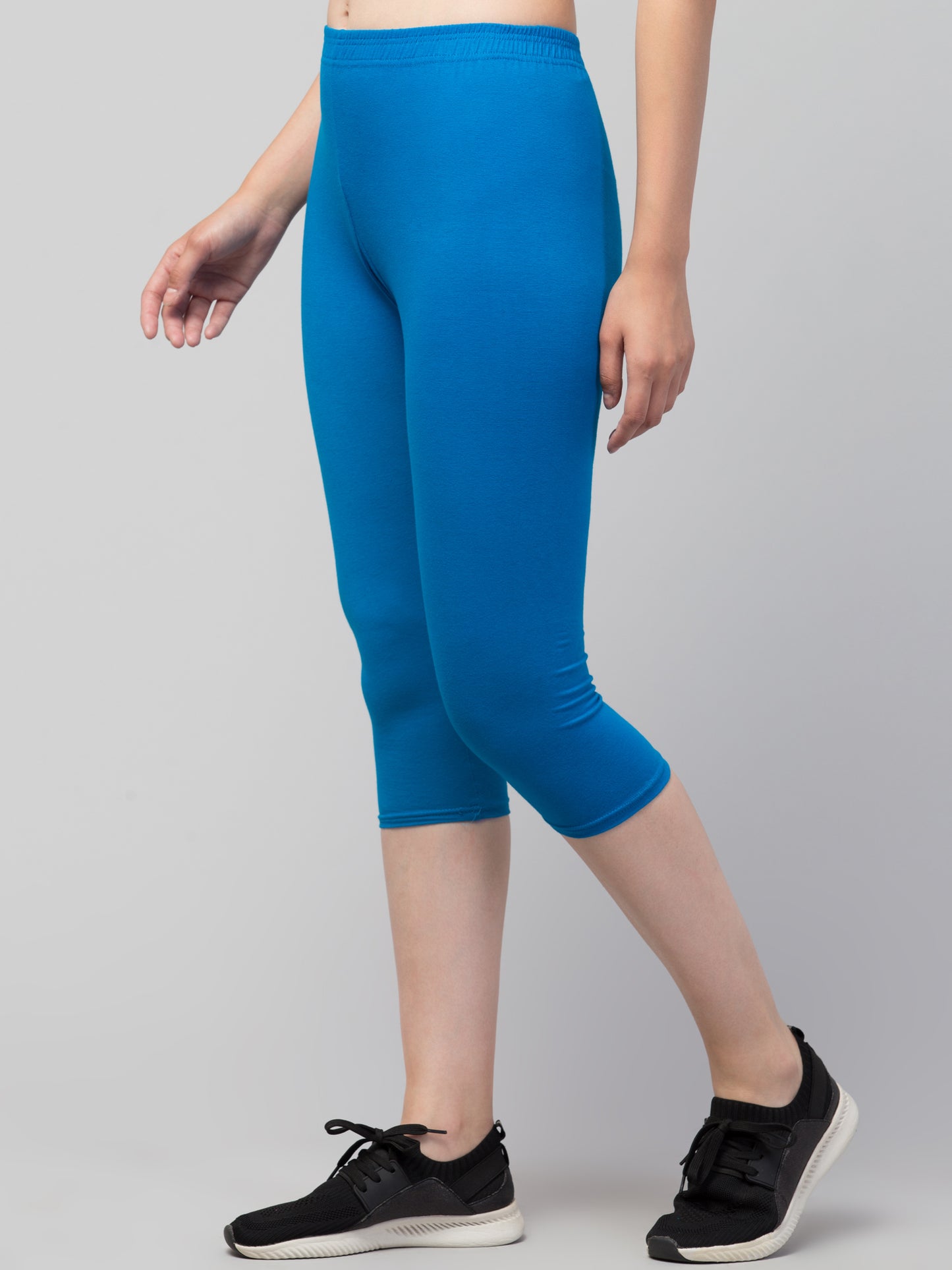 WOMEN SOLID BLUE MID RISE SKINNY FIT CAPRIS