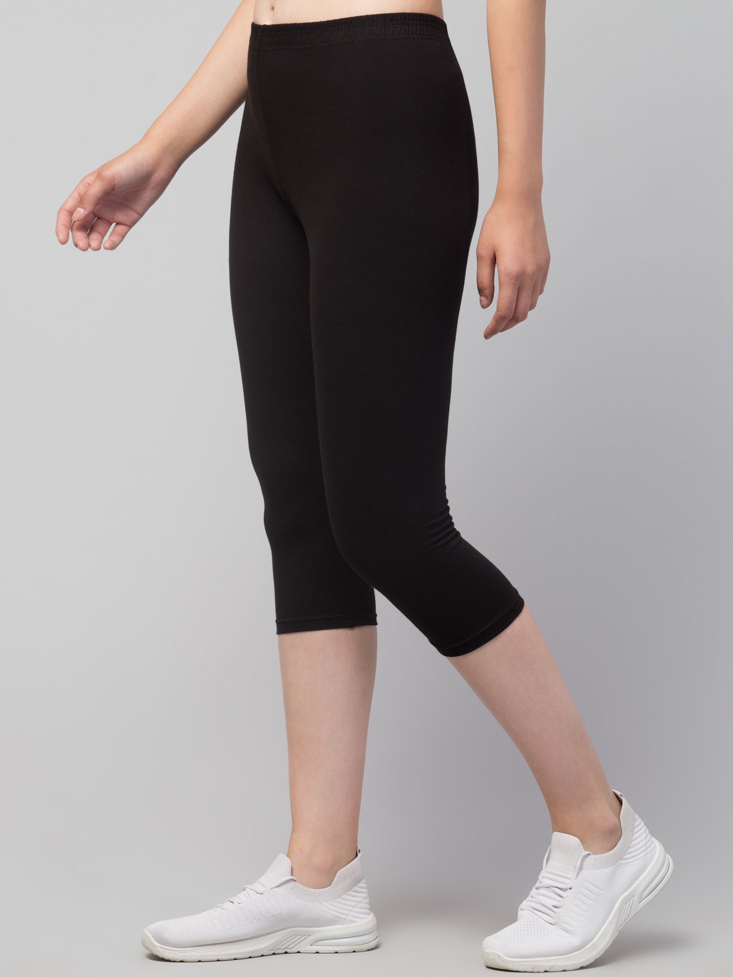 WOMEN SOLID BLACK MID RISE SKINNY FIT CAPRIS