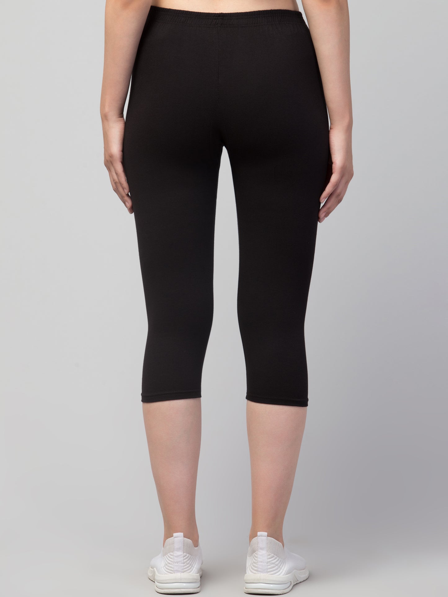 WOMEN SOLID BLACK MID RISE SKINNY FIT CAPRIS
