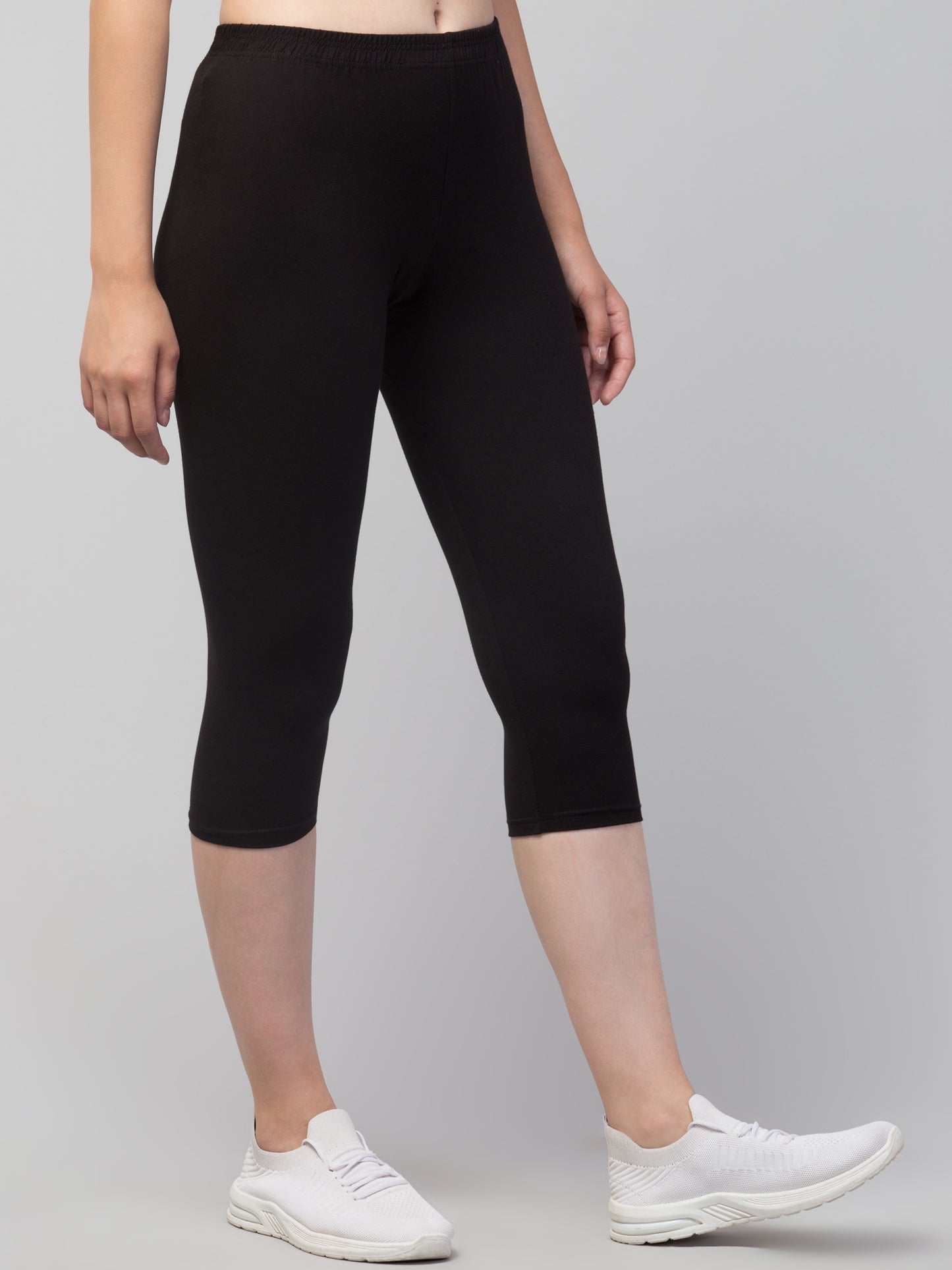 WOMEN SOLID BLACK MID RISE SKINNY FIT CAPRIS