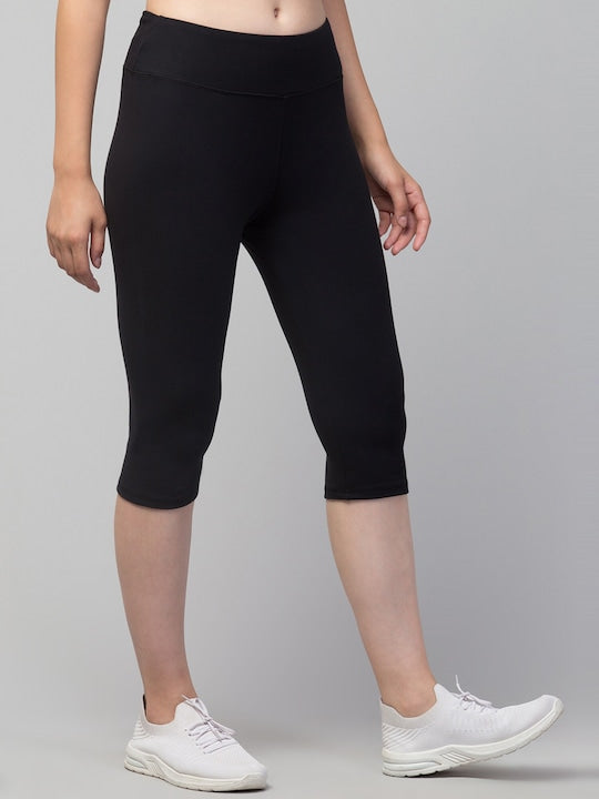 Women Black Solid Dry Fit Capri Tights