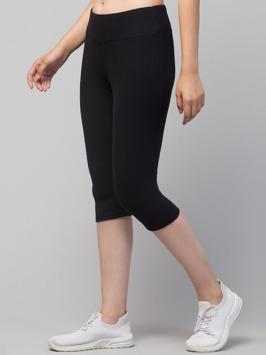 Women Black Solid Dry Fit Capri Tights