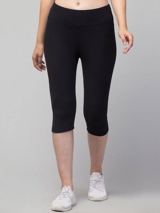 Women Black Solid Dry Fit Capri Tights